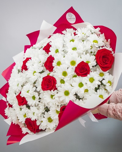 Букет 15 красных роз и 22 хризантема купить с доставкой в Санкт-Петербурге