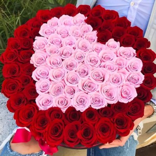 101 красная роза  с розовым сердцем в шляпной коробке