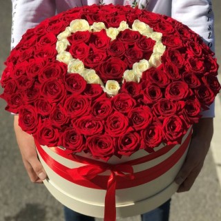 101 красная роза  с белым сердцем в шляпной коробке