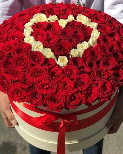 101 красная роза  с белым сердцем в шляпной коробке купить с доставкой в Санкт-Петербурге