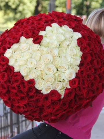 Букет 101 красная роза с белым сердцем