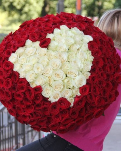 Букет 101 красная роза с белым сердцем
