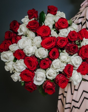 Букет 51 красно-белая роза, 50 см