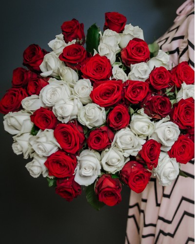 Букет 51 красно-белая роза, 50 см купить с доставкой в Санкт-Петербурге