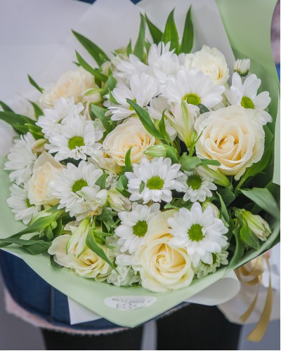 Букет из 7 роз, 3 хризантем и 9 альстромерий белого цвета
