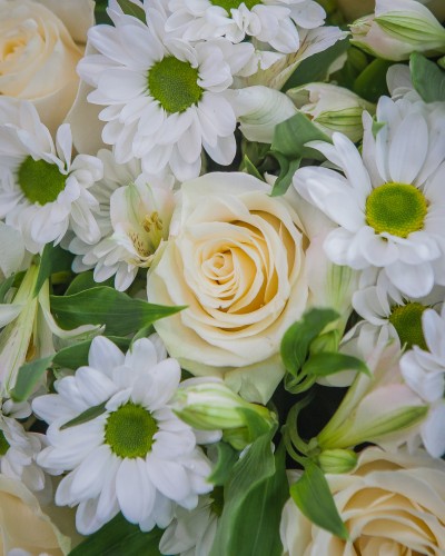 Букет из 7 роз, 3 хризантем и 9 альстромерий белого цвета