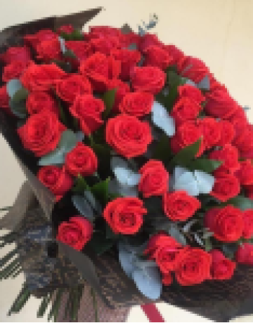 51 красная роза Эквадор с эвкалиптом