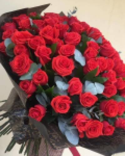 51 красная роза Эквадор с эвкалиптом купить с доставкой в Санкт-Петербурге