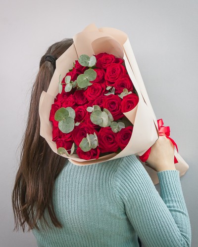 25 красных роз с эвкалиптом 60см купить с доставкой в Санкт-Петербурге