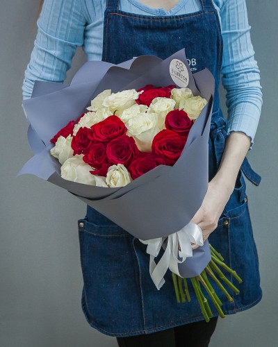 25 красно-белых роз 60 см купить с доставкой в Санкт-Петербурге