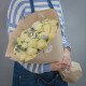 25 белых роз с эвкалиптом Премиум купить с доставкой в Санкт-Петербурге