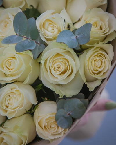 25 белых роз с эвкалиптом Премиум купить с доставкой в Санкт-Петербурге