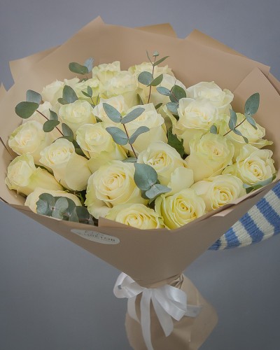 25 белых роз с эвкалиптом Премиум