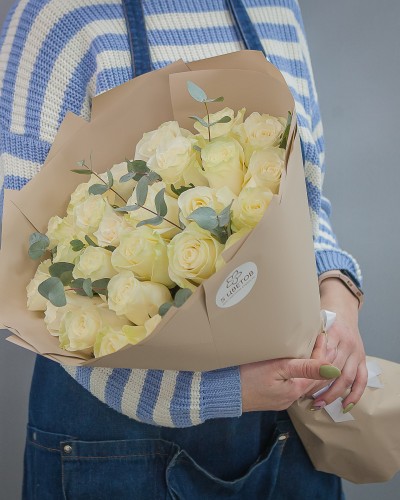 25 белых роз с эвкалиптом Премиум 60 см купить с доставкой в Санкт-Петербурге