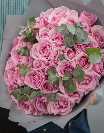 Букет из 35 розовых роз с эвкалиптом