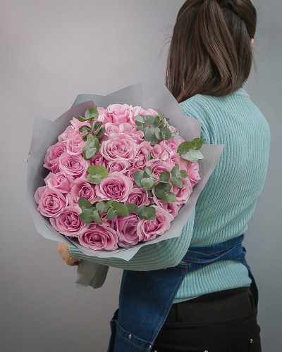 Букет из 35 розовых роз с эвкалиптом купить с доставкой в Санкт-Петербурге