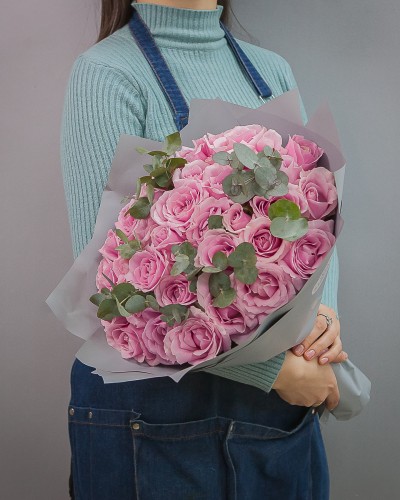 Букет из 35 розовых роз с эвкалиптом купить с доставкой в Санкт-Петербурге