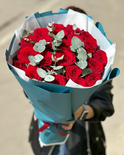 19 красных роз с эвкалиптом купить с доставкой в Санкт-Петербурге