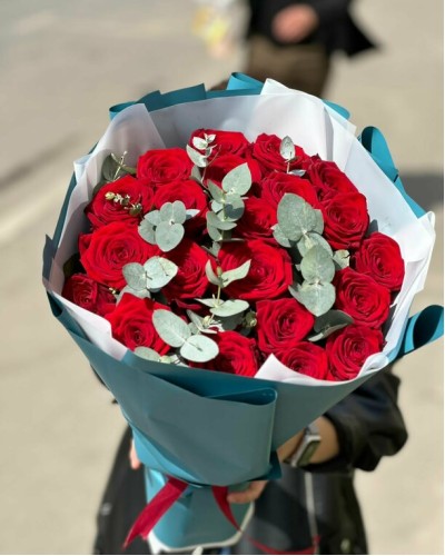 19 красных роз с эвкалиптом 60 см купить с доставкой в Санкт-Петербурге