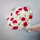 Букет 15 красных роз и 14 белых хризантем купить с доставкой в Санкт-Петербурге