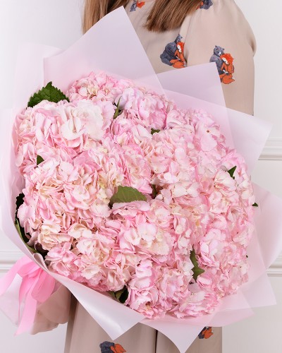 Букет  из 11 розовых гортензий купить с доставкой в Санкт-Петербурге