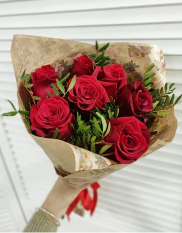 Букет из 7 красных роз с фисташкой
