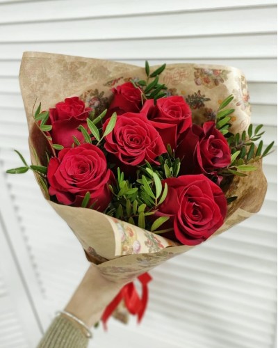 Букет из 7 красных роз с фисташкой купить с доставкой в Санкт-Петербурге