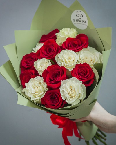 Букет из 15 красных и белых роз