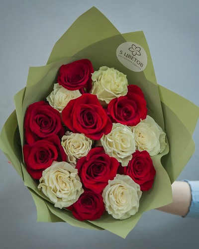 Букет из 15 красных и белых роз купить с доставкой в Санкт-Петербурге