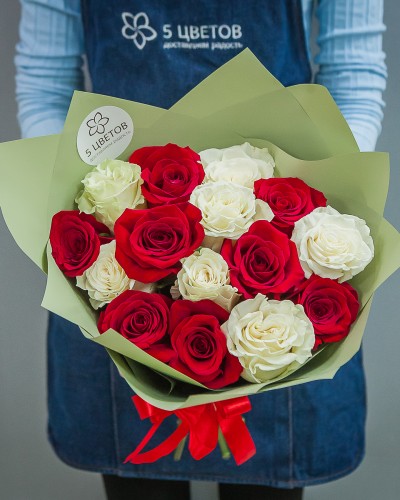 Букет из 15 красных и белых роз 60 см купить с доставкой в Санкт-Петербурге