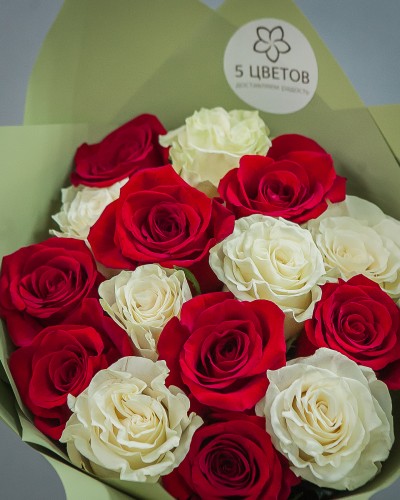 Букет из 15 красных и белых роз 60 см купить с доставкой в Санкт-Петербурге