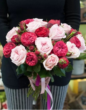 Букет из 11 красных пионовидных роз и 10 нежно-розовых роз
