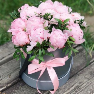 15 розовых пионов в шляпной коробке с фисташкой