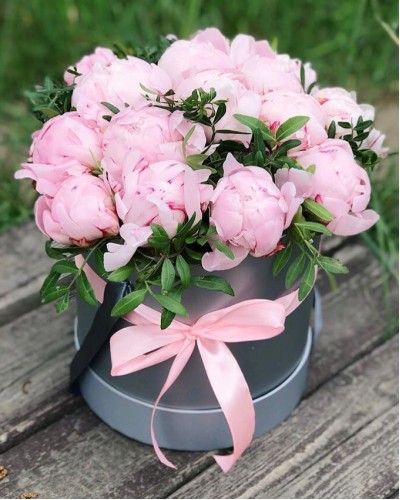 15 розовых пионов в шляпной коробке с фисташкой купить с доставкой в Санкт-Петербурге
