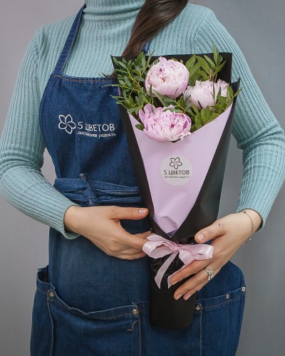 Букет из 3 розовых пионов с фисташкой купить с доставкой в Санкт-Петербурге