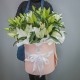 Букет из 11 белых лилий в шляпной коробке купить с доставкой в Санкт-Петербурге