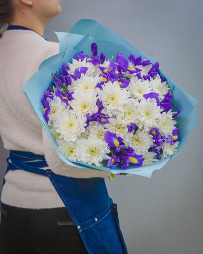 Букет из 30 синих ирисов и 7 белых хризантем купить с доставкой в Санкт-Петербурге