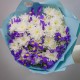Букет из 30 синих ирисов и 7 белых хризантем