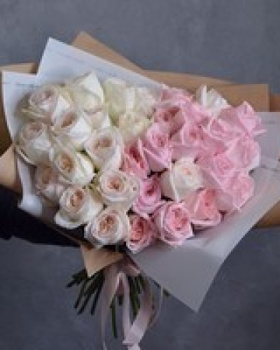 Букет из 35 пионовидных роз White O'Hara и Pink O'Hara купить с доставкой в Санкт-Петербурге