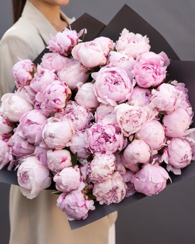 Букет из 45 розовых пионов купить с доставкой в Санкт-Петербурге