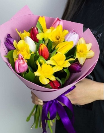 Букет из 10 разноцветных тюльпанов и 9 желтых нарциссов