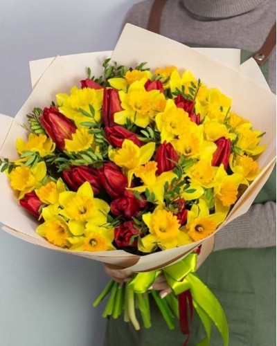 Букет из 26 желтых нарциссов и 19 красных тюльпанов с фисташкой - Корпоративный купить с доставкой в Санкт-Петербурге