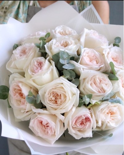 Букет из 11 пионовидных роз White O'Hara купить с доставкой в Санкт-Петербурге