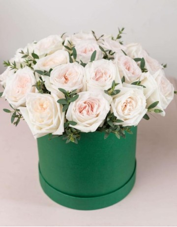Букет 19 белых пионовидных роз White O'Hara в шляпной коробке