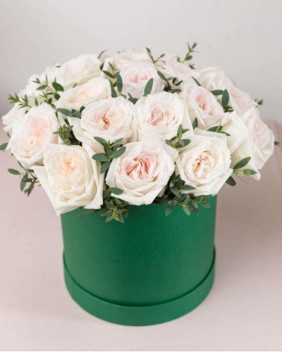 Букет 19 белых пионовидных роз White O'Hara в шляпной коробке купить с доставкой в Санкт-Петербурге