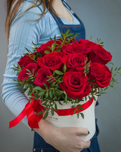 Букет 15 красных роз в шляпной коробке