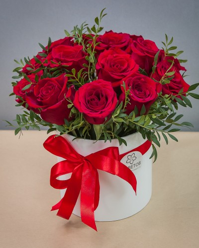 Букет 15 красных роз в шляпной коробке купить с доставкой в Санкт-Петербурге