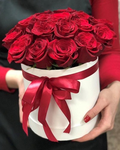 Букет 25 красных роз в шляпной коробке купить с доставкой в Санкт-Петербурге