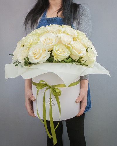 Букет 25 белых роз в шляпной коробке купить с доставкой в Санкт-Петербурге