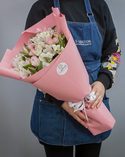 Букет из 15 розовых и белых альстромерий купить с доставкой в Санкт-Петербурге